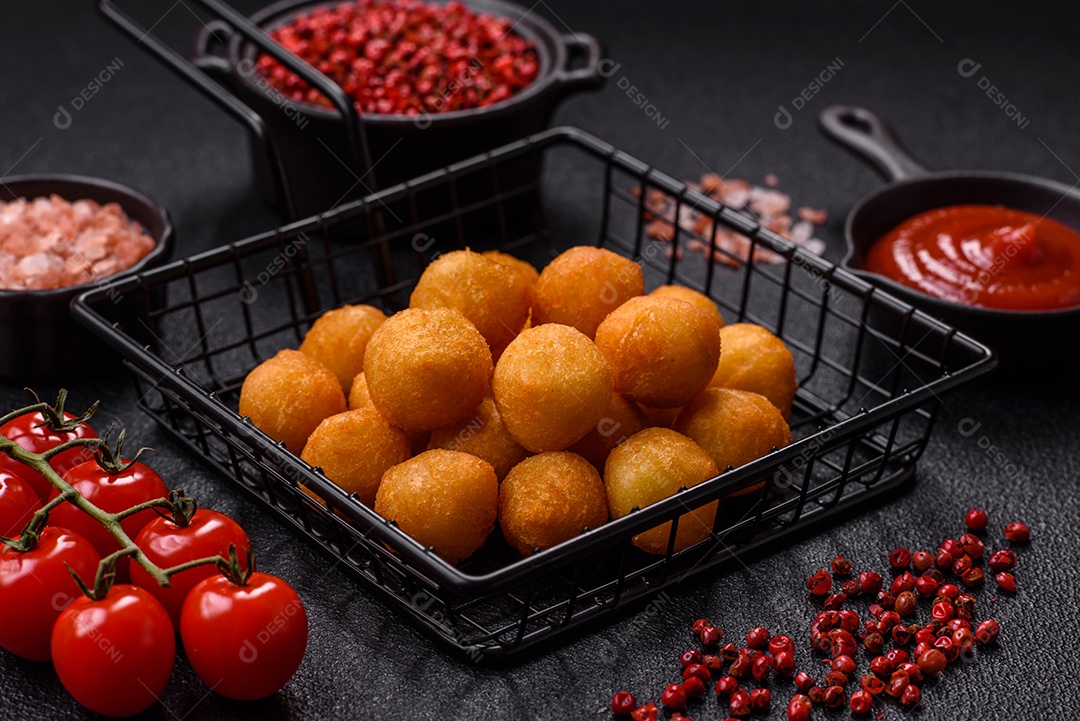 Coxinhas fritas sobre uma tábua de maderia