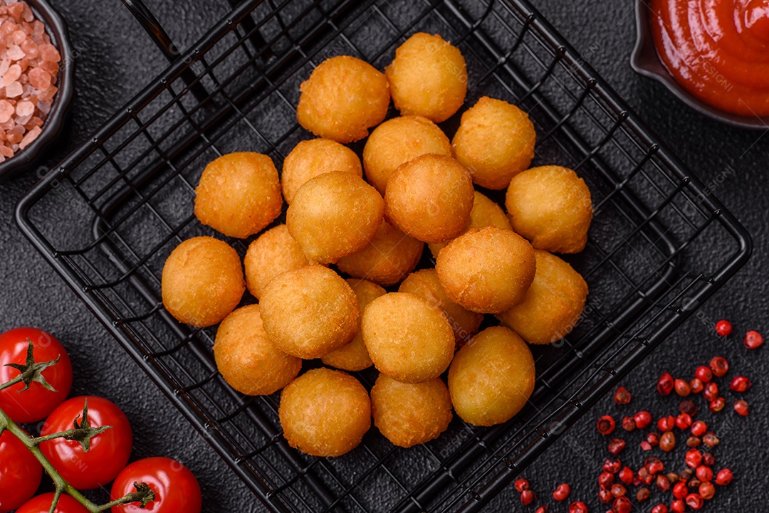 Coxinhas fritas sobre uma tábua de maderia