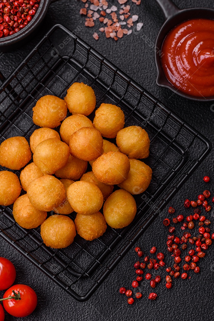 Coxinhas fritas sobre uma tábua de maderia