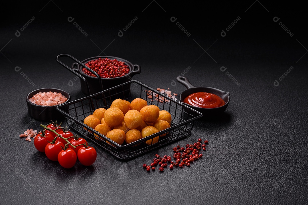 Coxinhas fritas sobre uma tábua de maderia