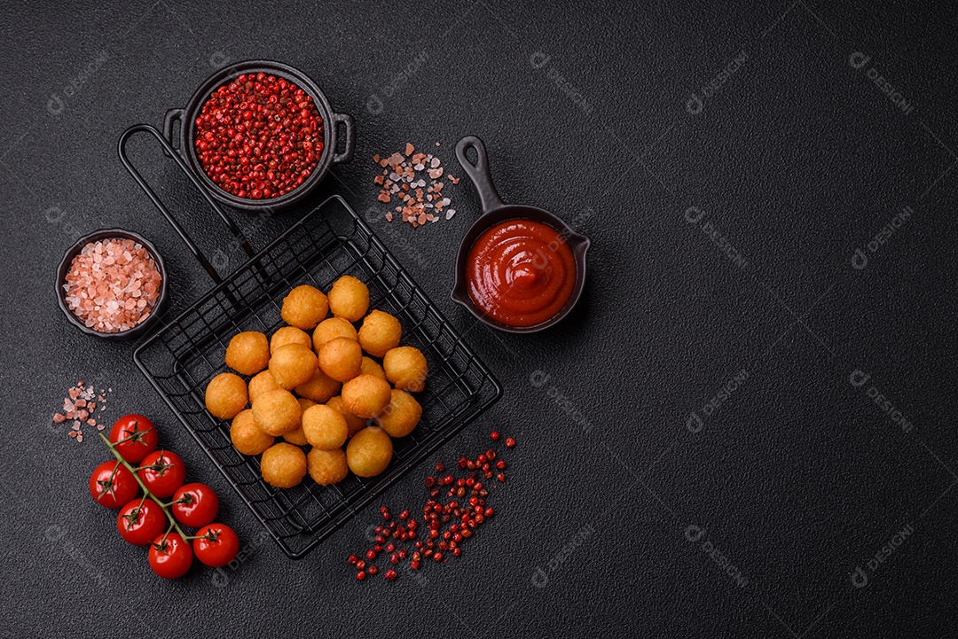 Coxinhas fritas sobre uma tábua de maderia