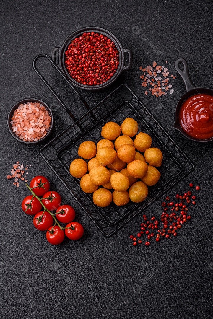 Coxinhas fritas sobre uma tábua de maderia