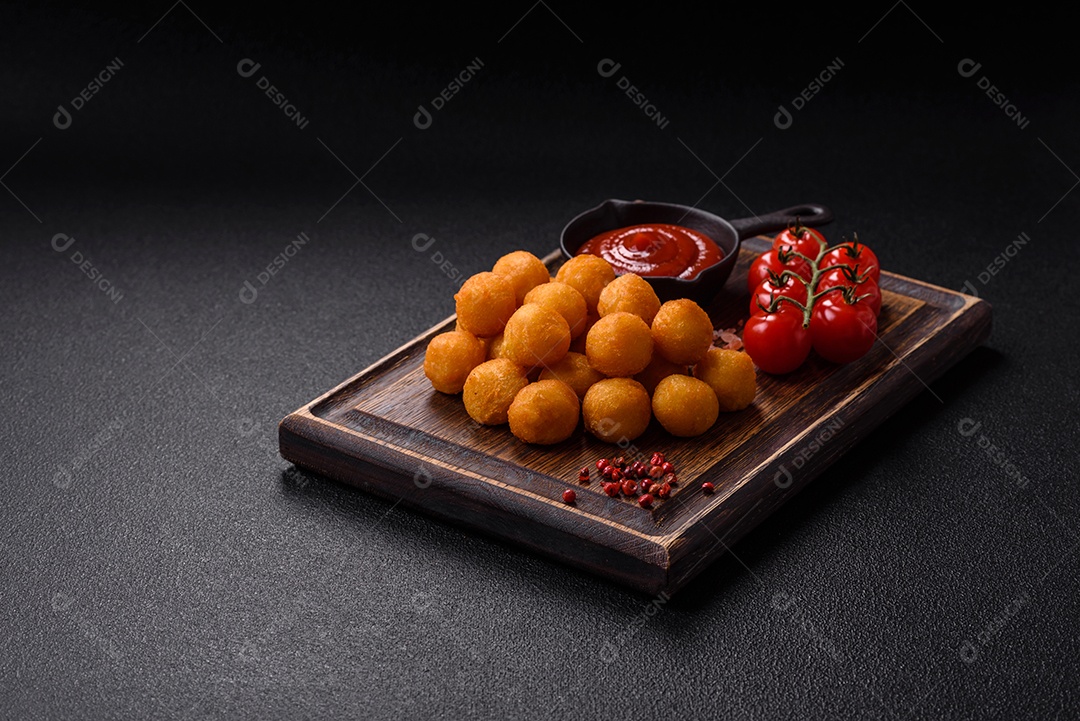 Coxinhas fritas sobre uma tábua de