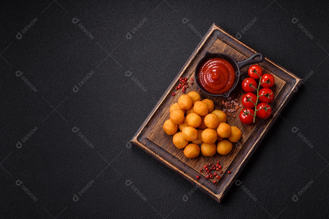 Coxinhas fritas sobre uma tábua de maderia