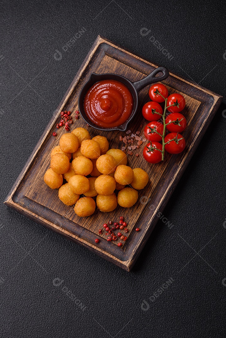 Coxinhas fritas sobre uma tábua de maderia