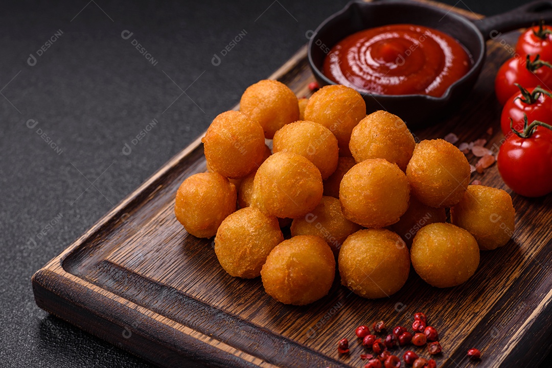 Coxinhas fritas sobre uma tábua de maderia
