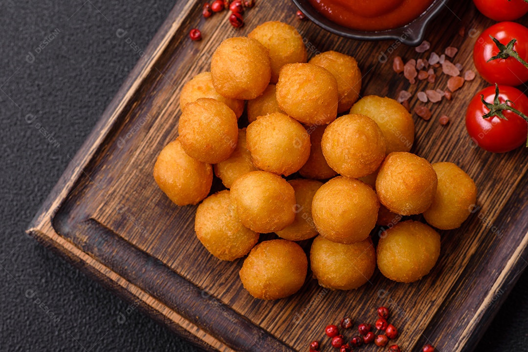 Coxinhas fritas sobre uma tábua de maderia