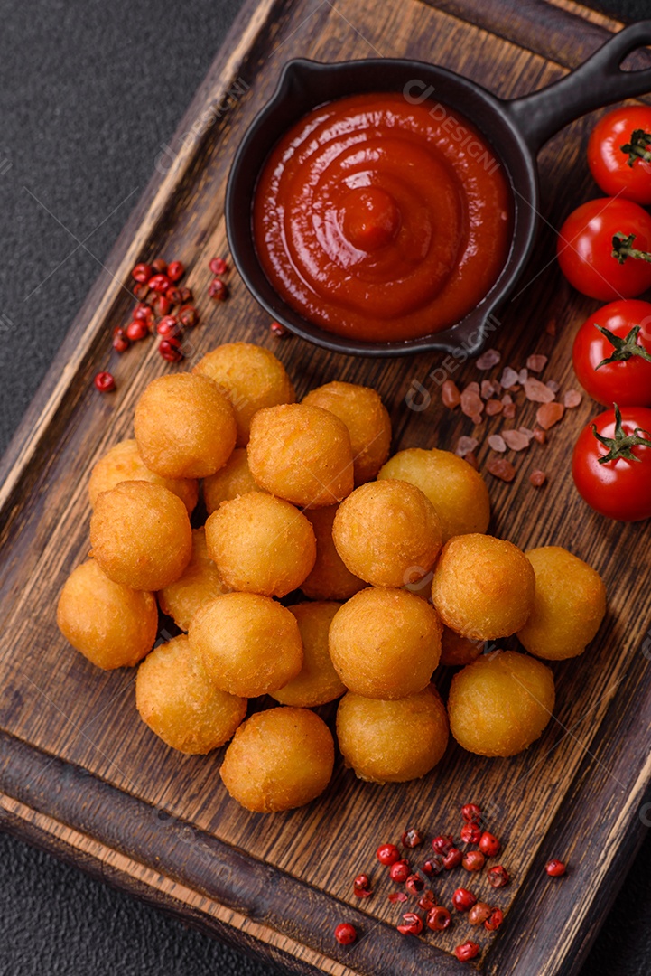 Coxinhas fritas sobre uma tábua de maderia