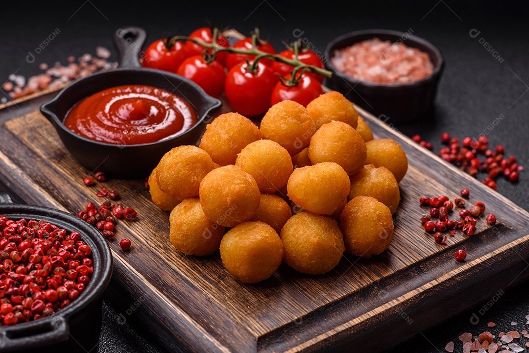 Coxinhas fritas sobre uma tábua de maderia