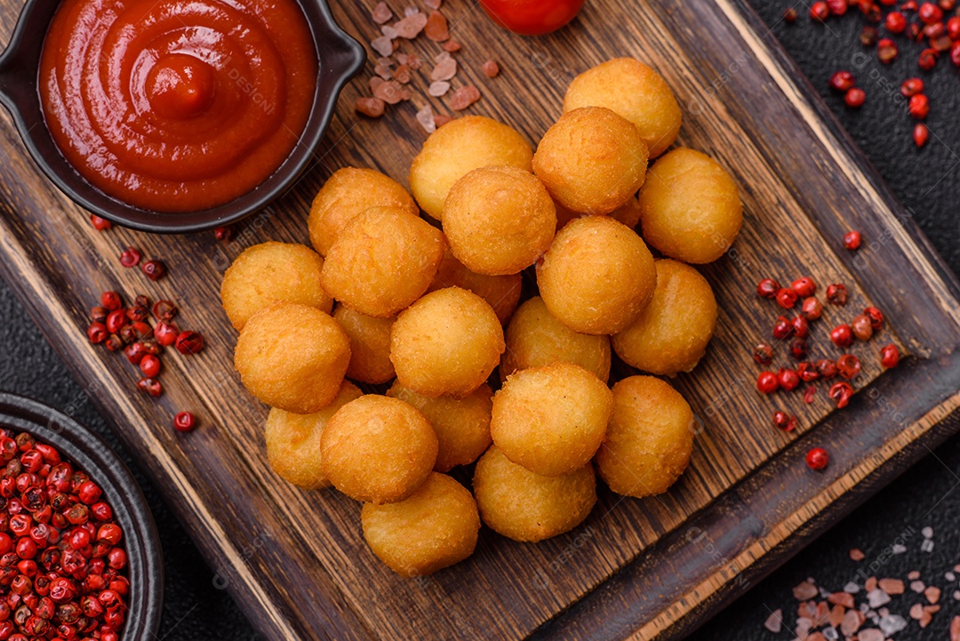 Coxinhas fritas sobre uma tábua de maderia