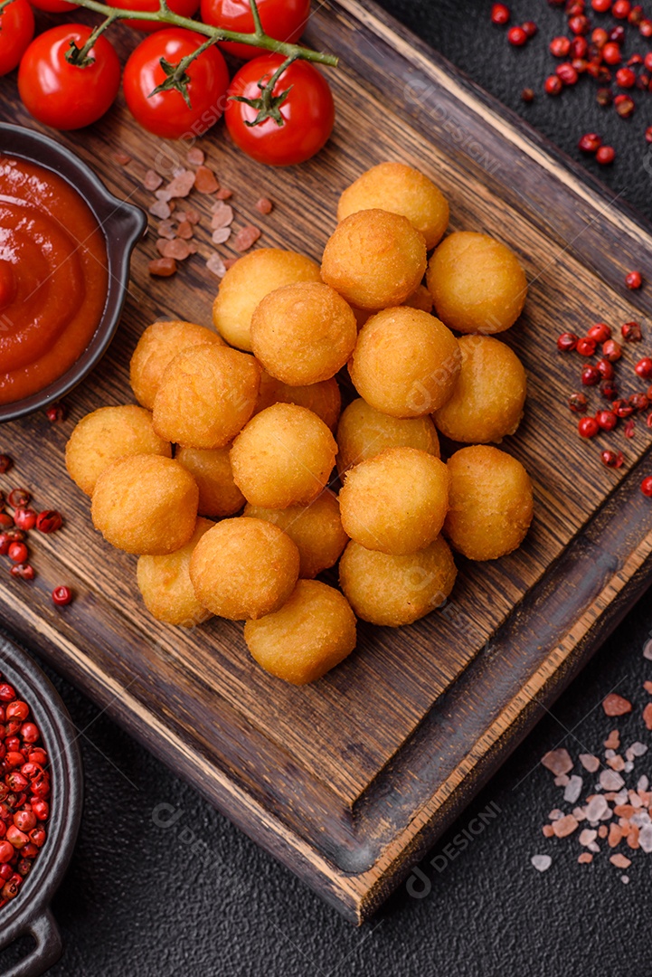 Coxinhas fritas saborosas sobre mesa