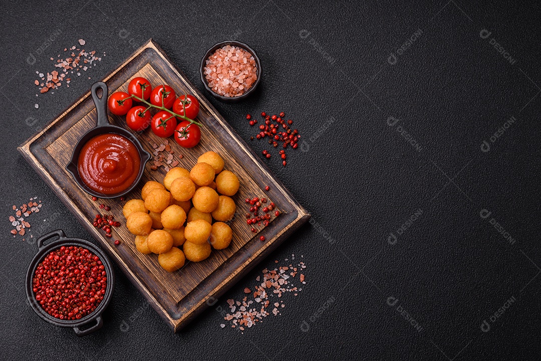 Coxinhas fritas saborosas sobre mesa