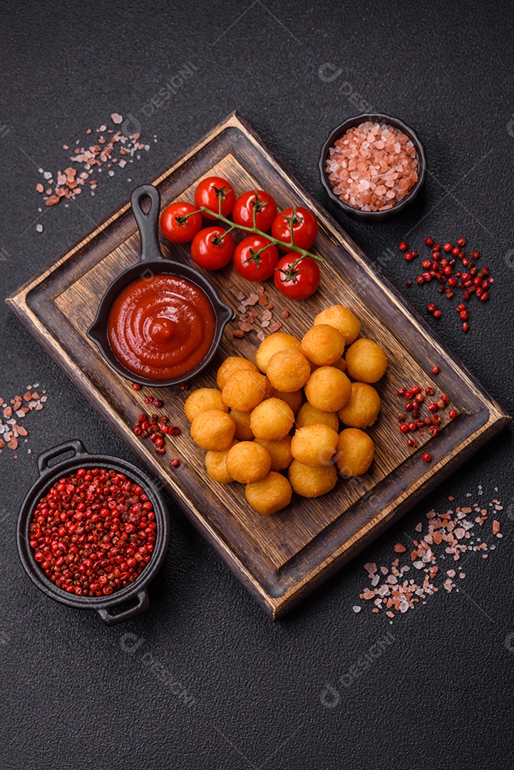 Coxinhas fritas saborosas sobre mesa