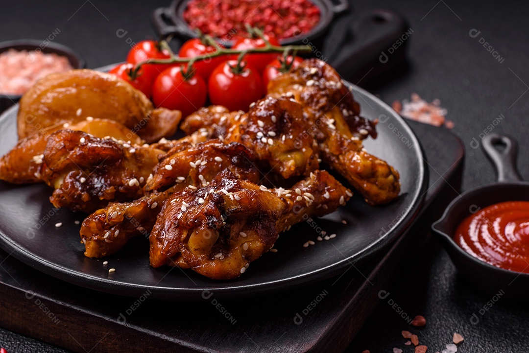 Frango frito saboroso sobre tábua de madeira