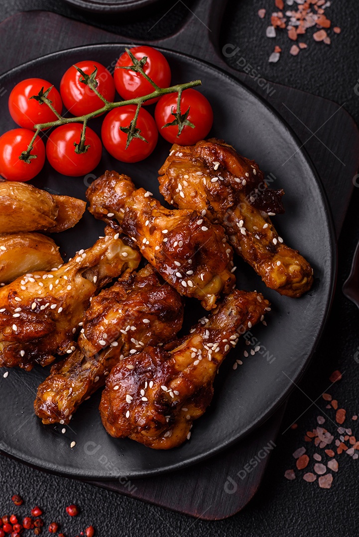 Frango frito saboroso sobre tábua de madeira