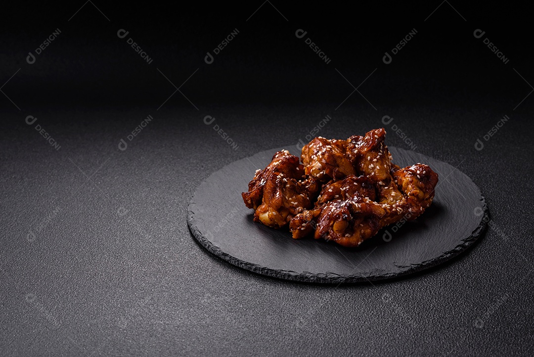 Frango frito saboroso sobre tábua de madeira