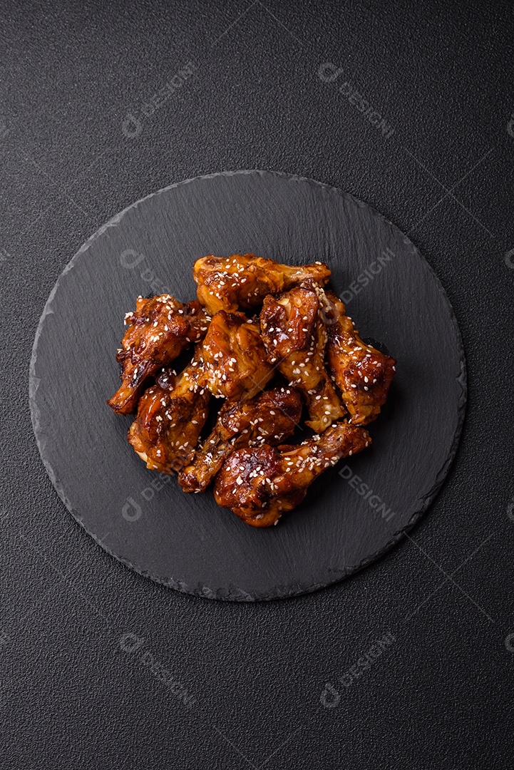 Frango frito saboroso sobre tábua de madeira