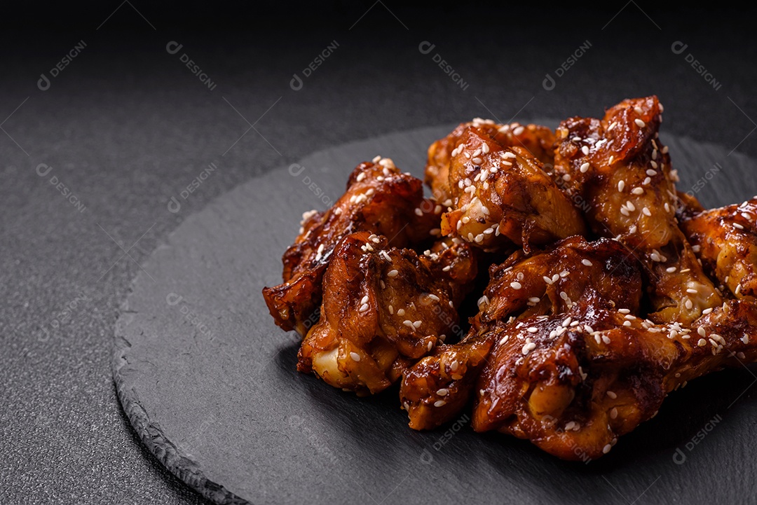 Frango frito saboroso sobre tábua de madeira