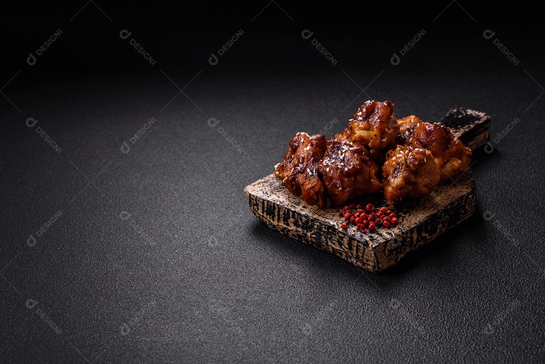 Frango frito saboroso sobre tábua de madeira