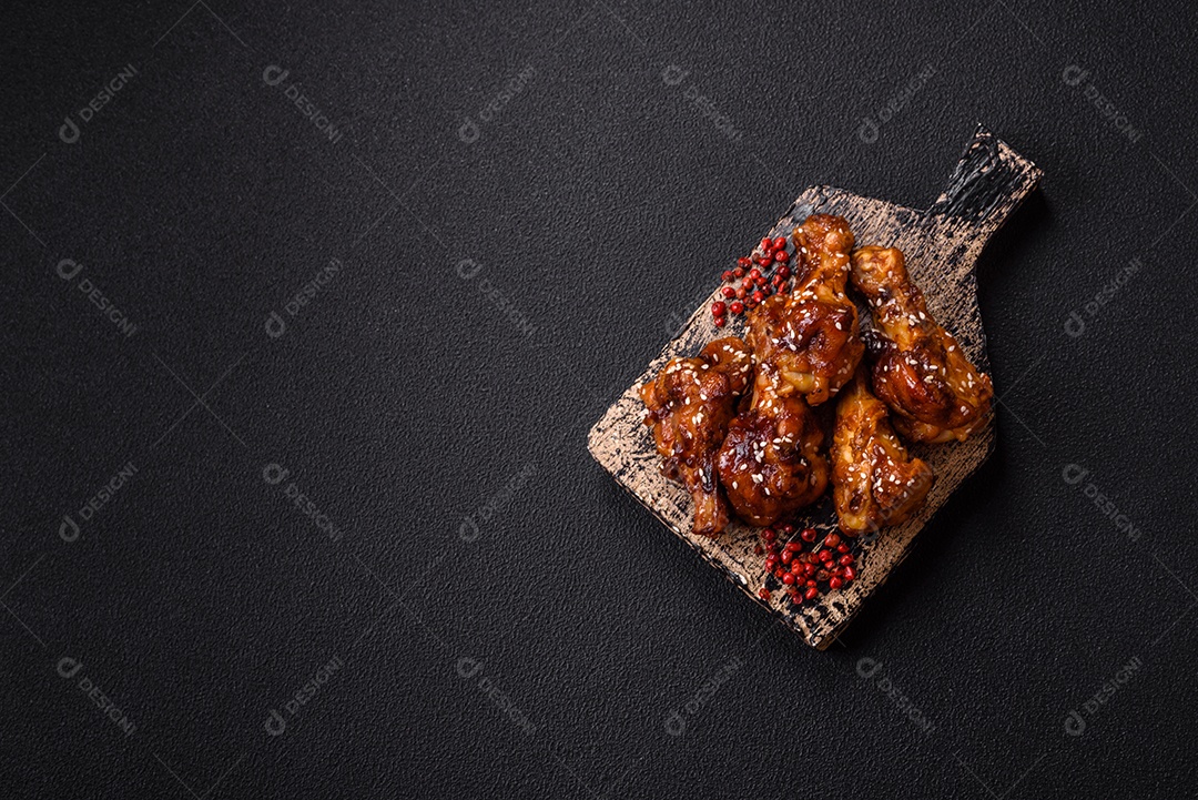 Frango frito saboroso sobre tábua de madeira