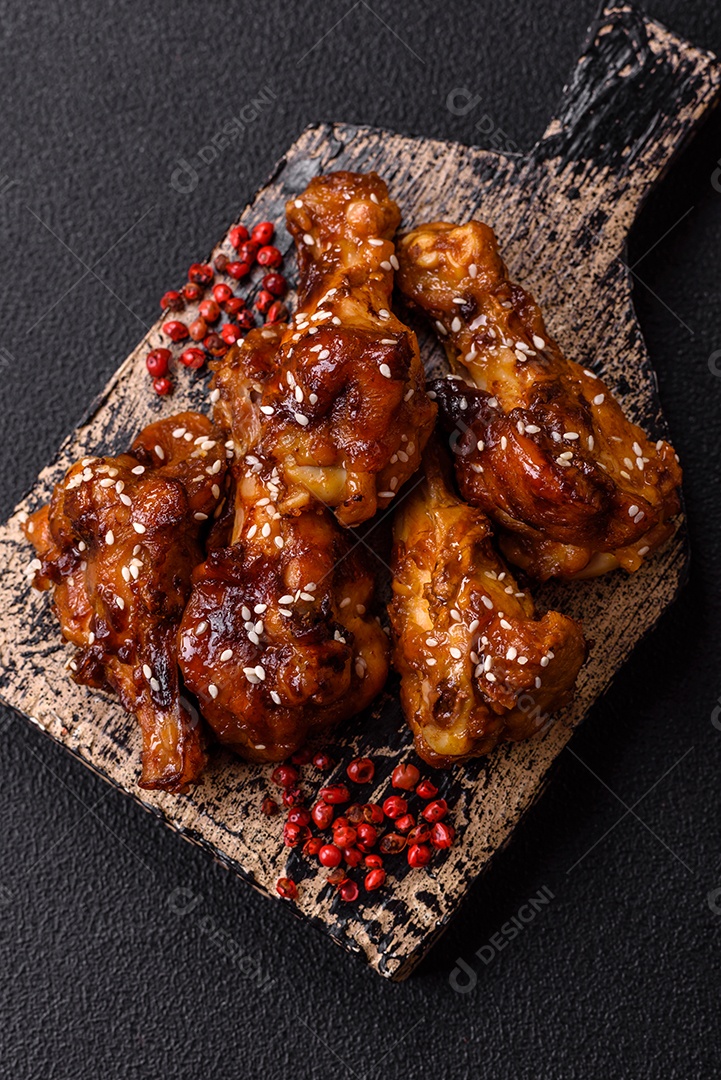 Frango frito saboroso sobre tábua de madeir