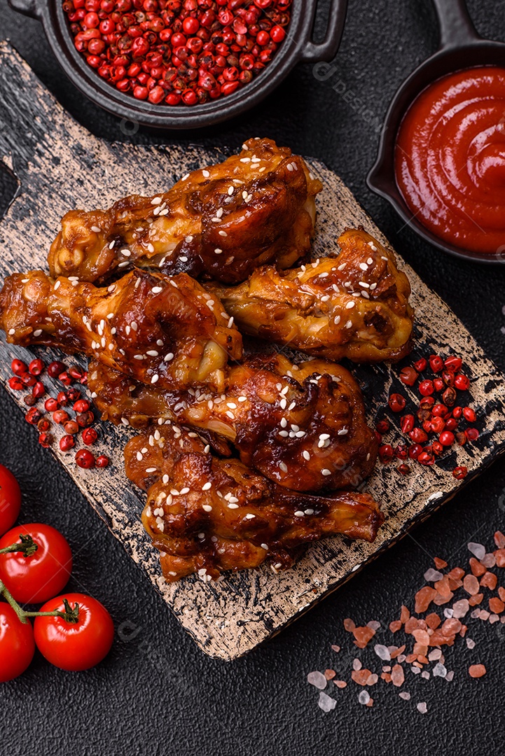 Frango frito saboroso sobre tábua de madeira