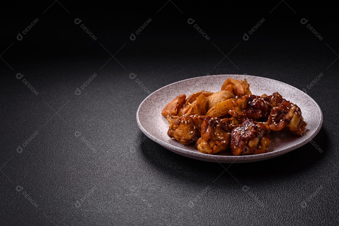 Frango frito saboroso sobre tábua de madeira