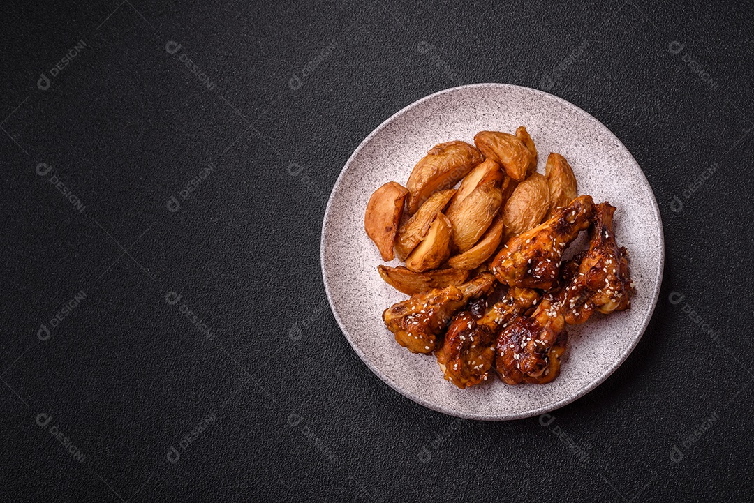 Frango frito saboroso sobre tábua de madeira
