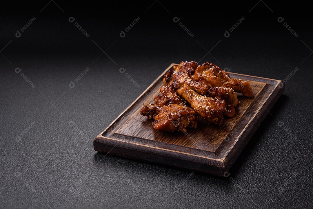 Frango frito saboroso sobre tábua de madeira