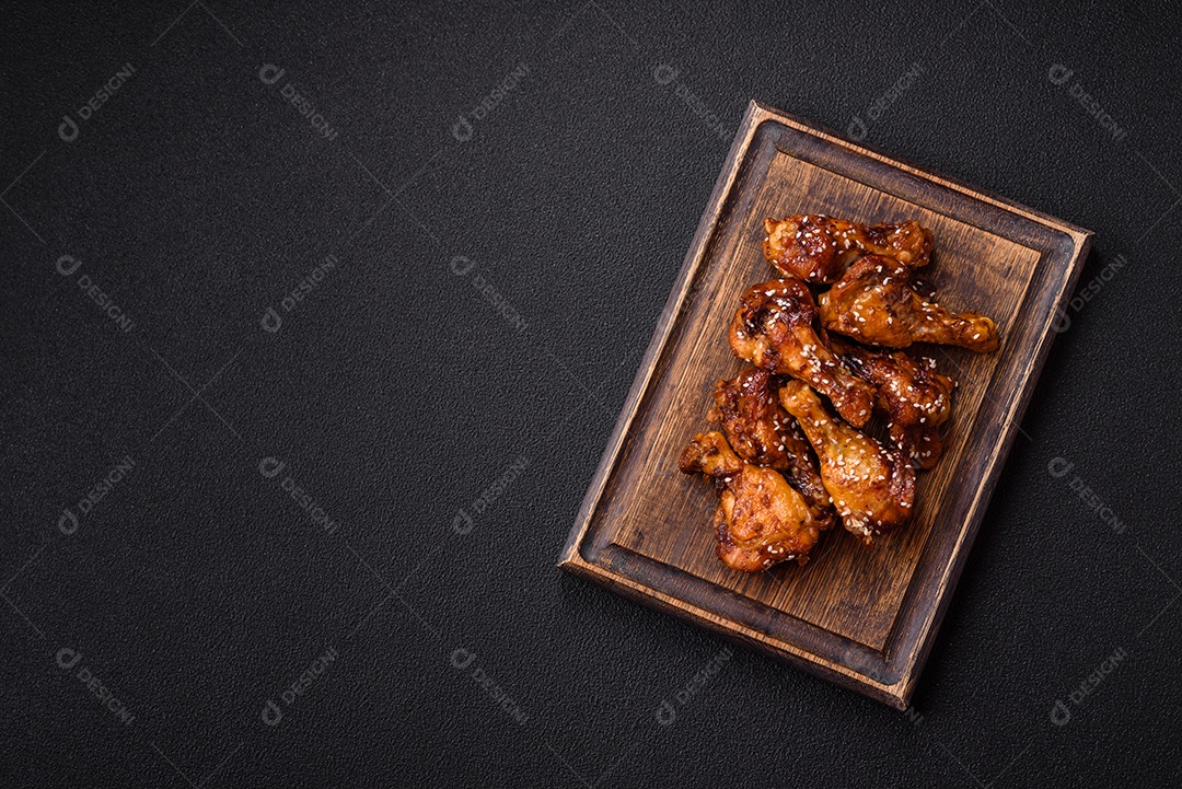 Frango frito saboroso sobre tábua de madeira