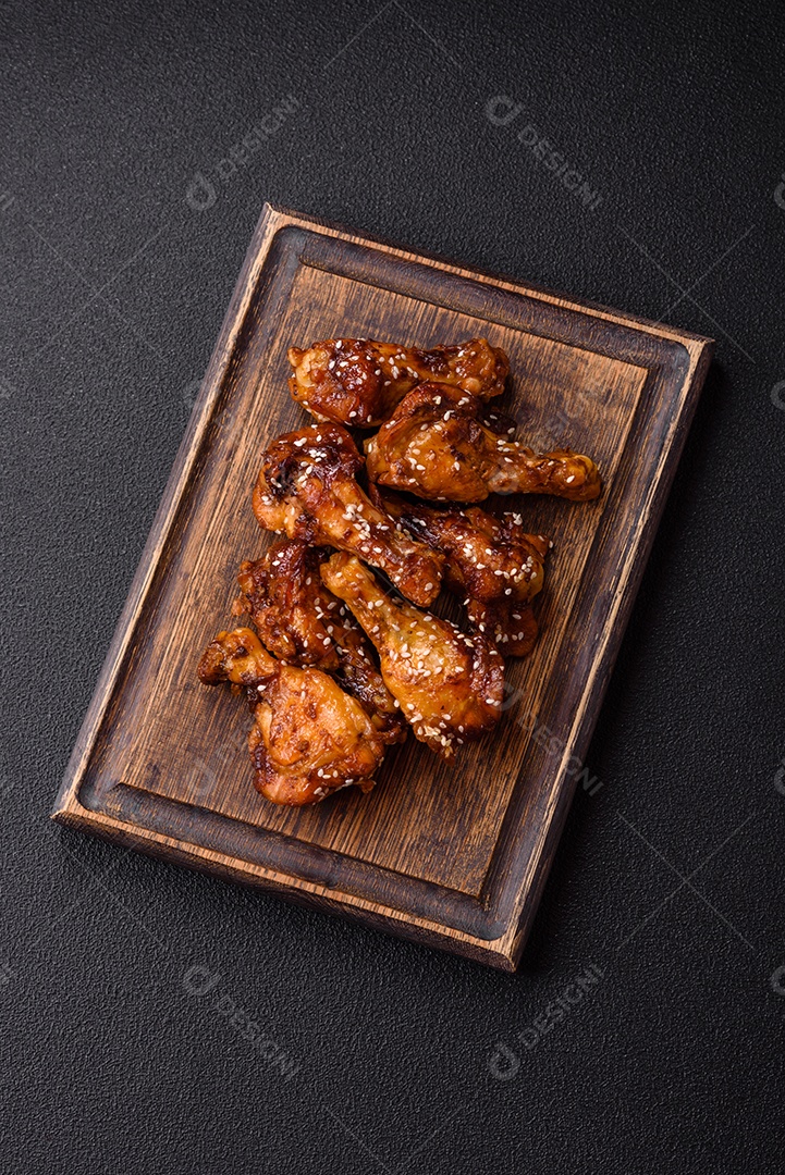 Frango frito saboroso sobre tábua de madeira