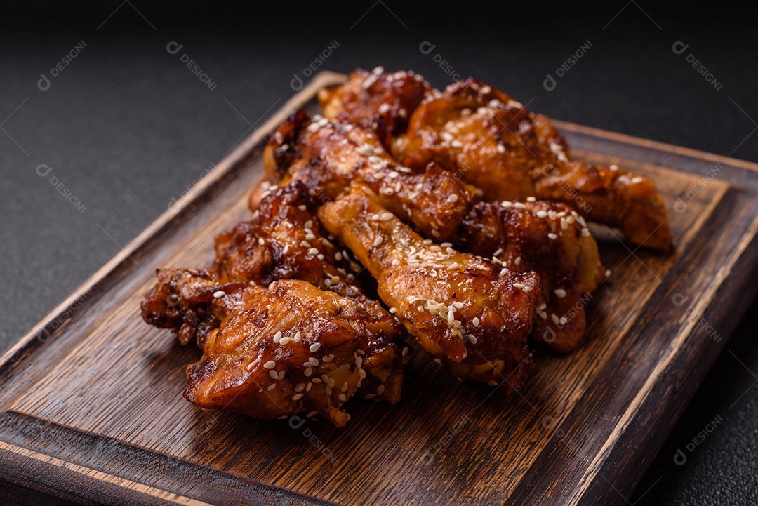 Frango frito saboroso sobre tábua de madeira