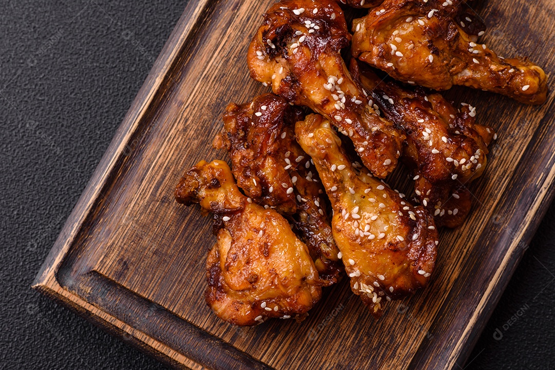 Frango frito saboroso sobre tábua de madeira