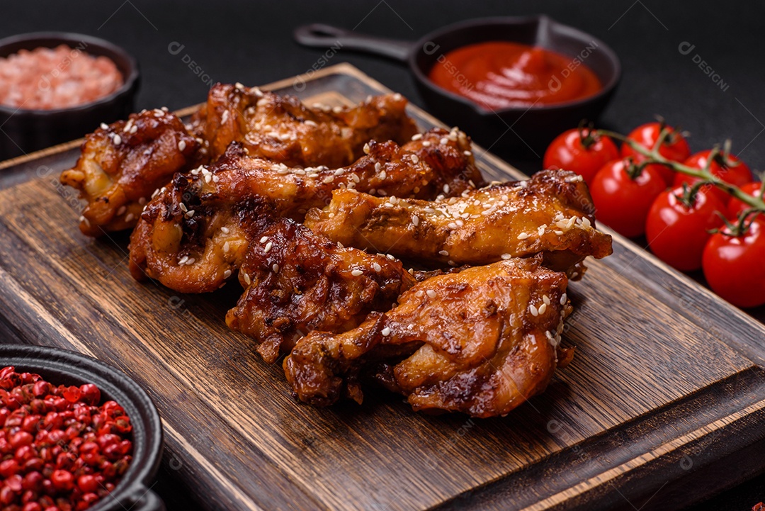 Frango frito saboroso sobre tábua de madeira