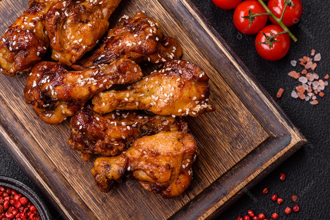 Frango frito saboroso sobre tábua de madeira