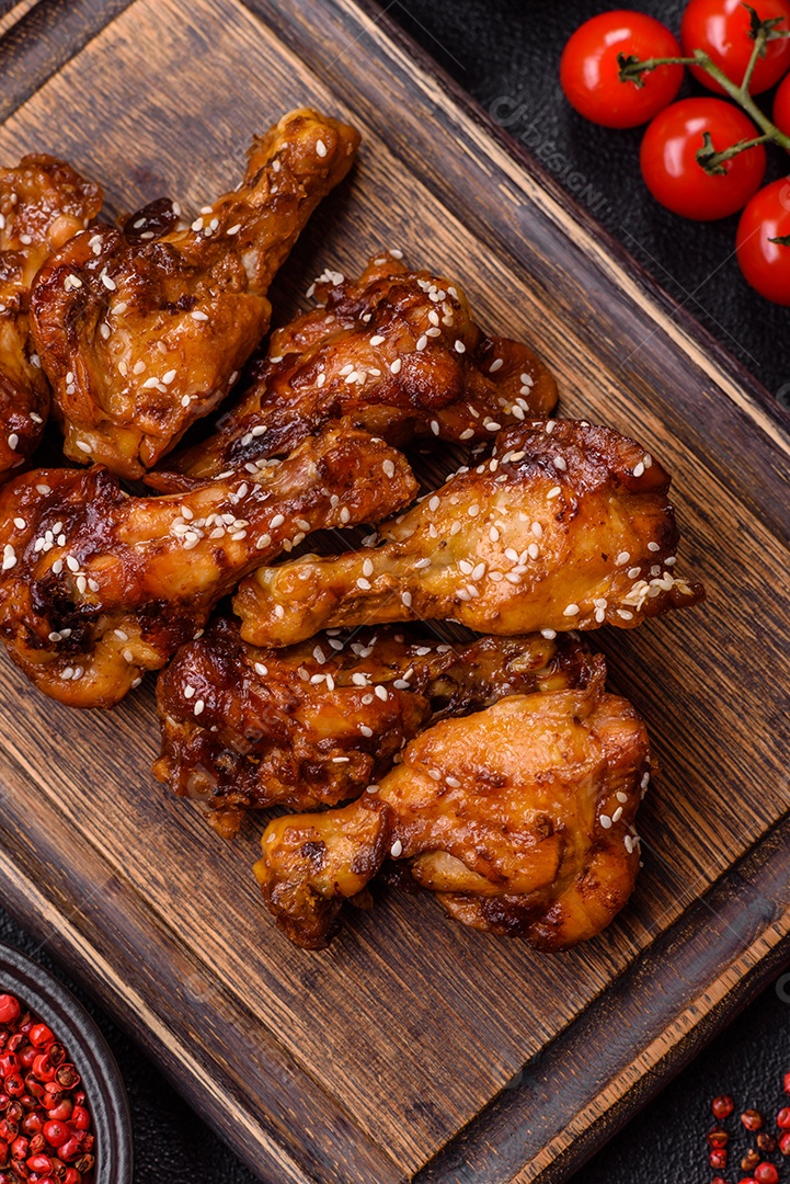 Frango frito saboroso sobre tábua de madeira