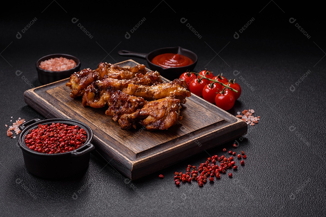 Frango frito saboroso sobre tábua de madeira