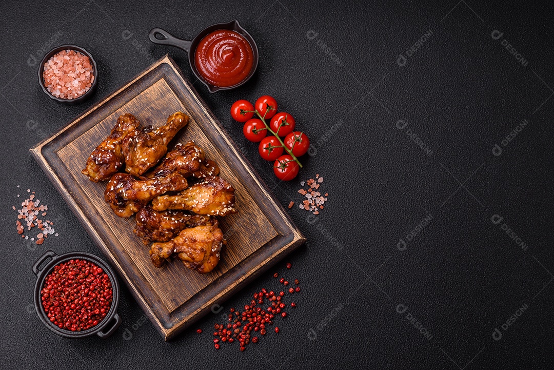 Frango frito saboroso sobre tábua de madeira