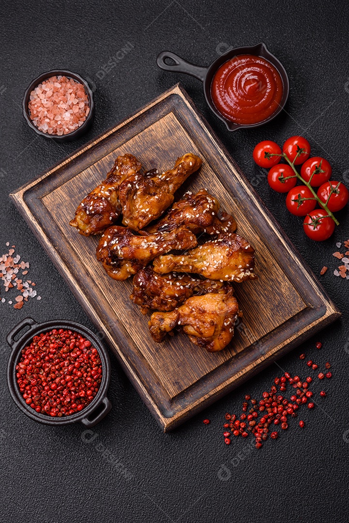 Frango frito saboroso sobre tábua de madeira