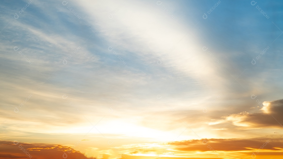 Lindo e perfeito céu com nuvens