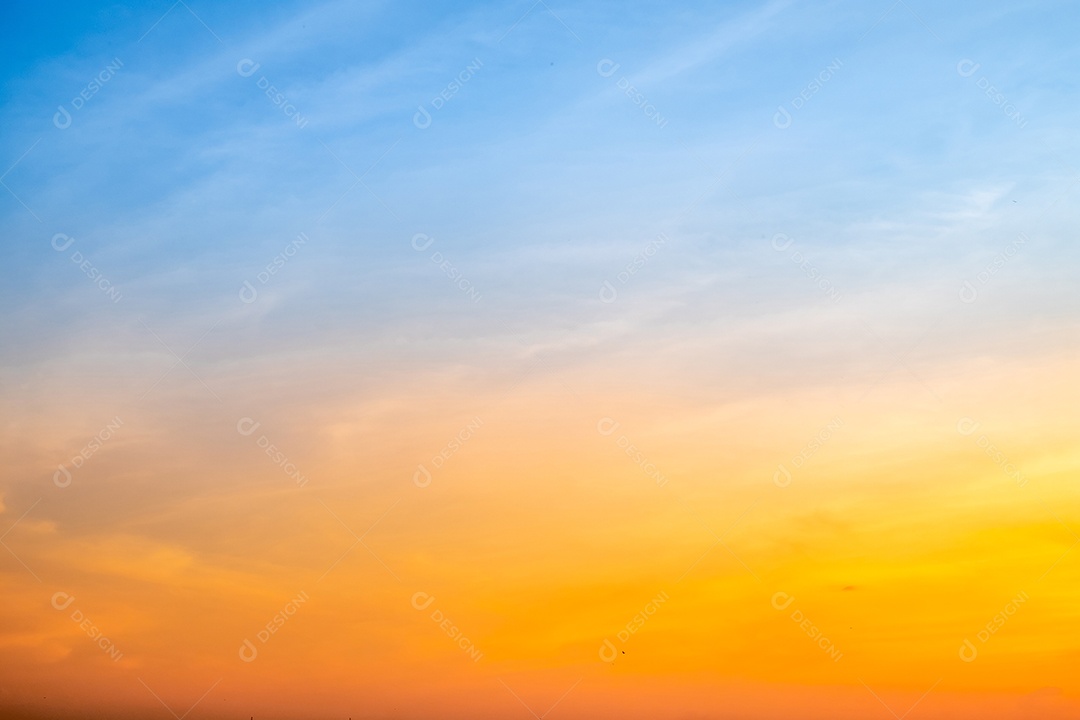 Céu bonito com tons de laranja e azul