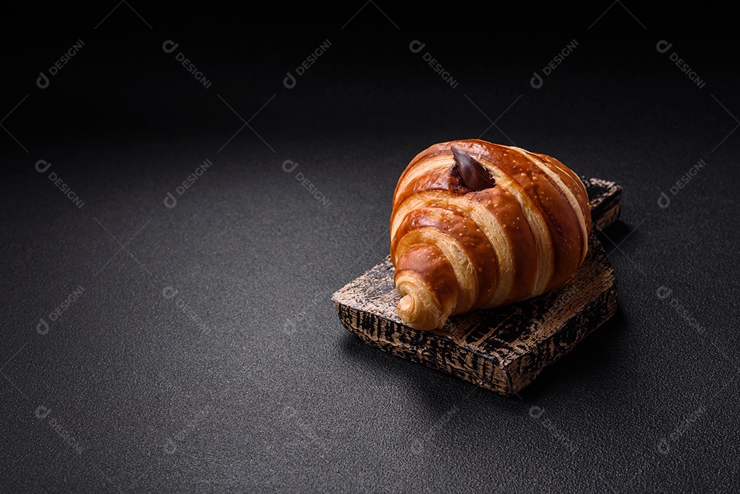 Croissants assados delicioso sobre mesa