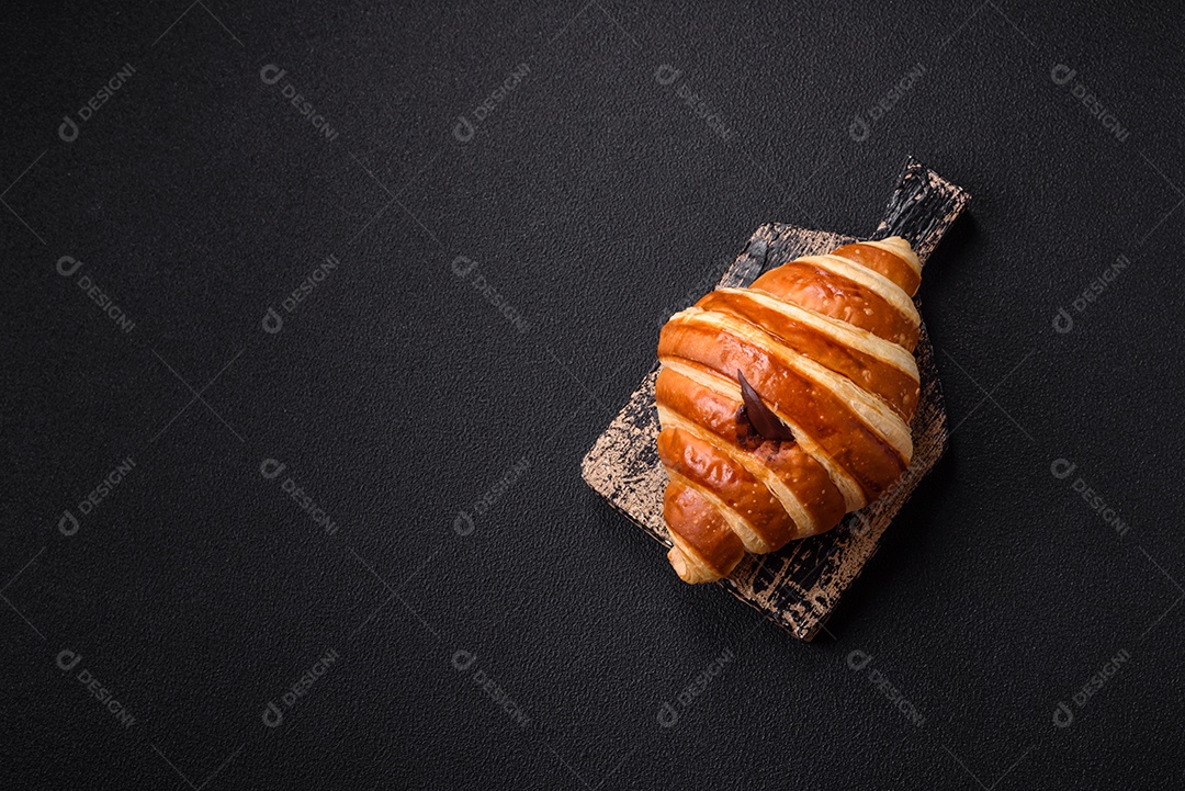 Croissants assados delicioso sobre mesa