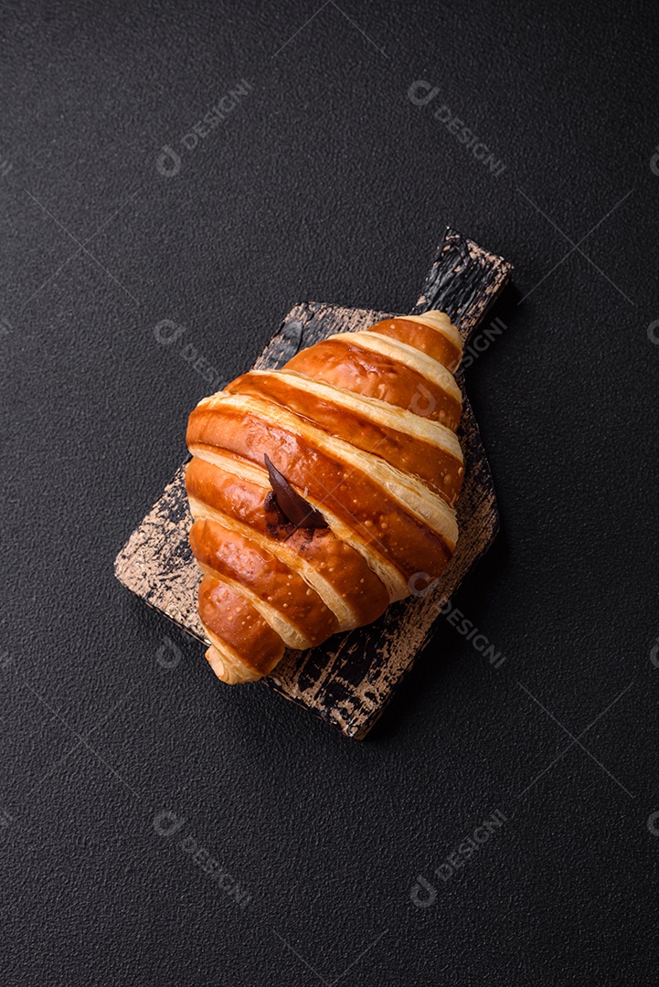 Croissants assados delicioso sobre mesa