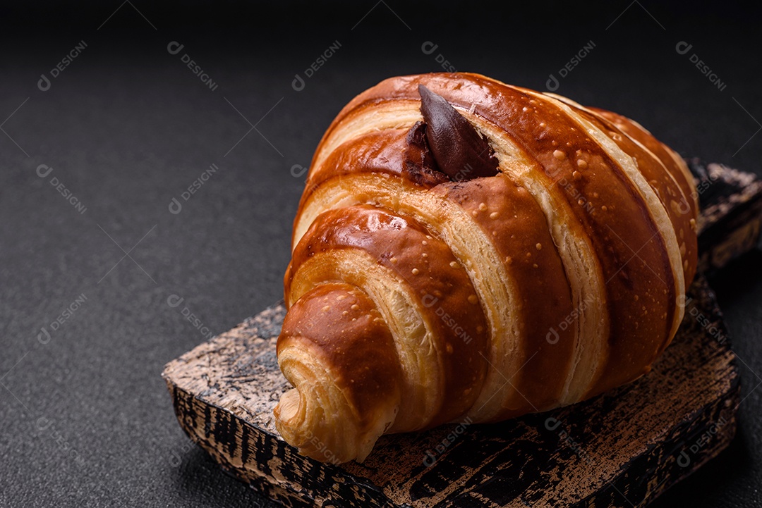 Croissants assados delicioso sobre mesa