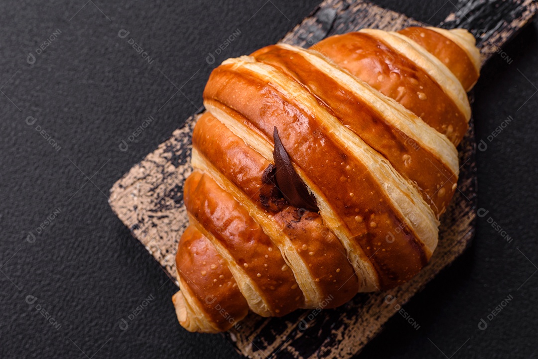 Croissants assados delicioso sobre mesa