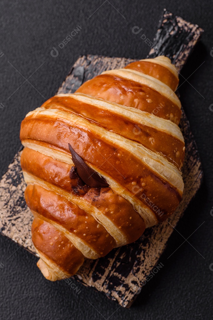 Croissants assados delicioso sobre mesa