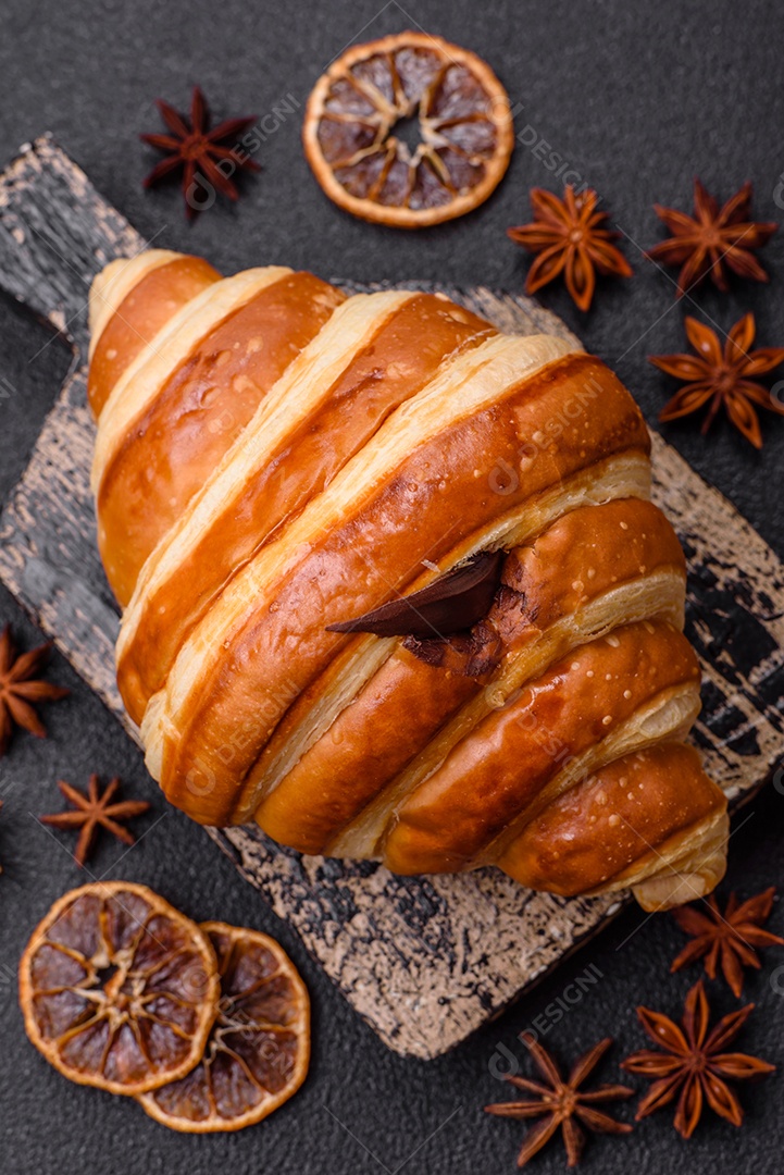 Croissants assados delicioso sobre mesa