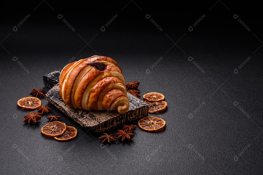 Croissants assados delicioso sobre mesa