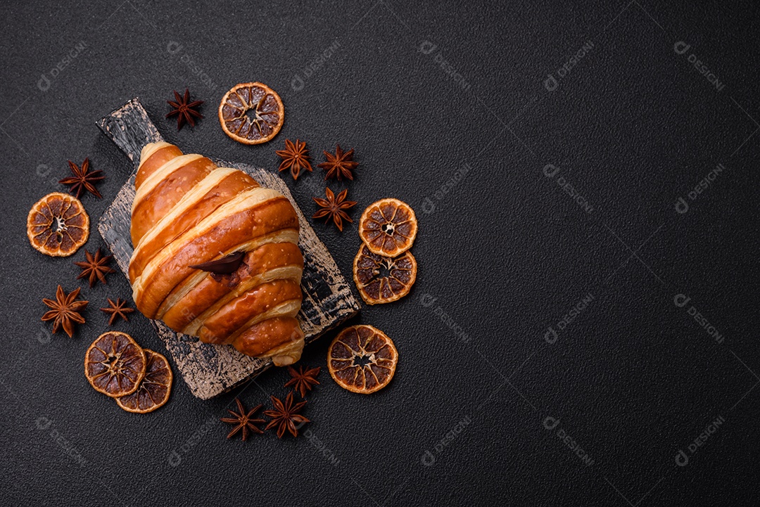 Croissants assados delicioso sobre mesa